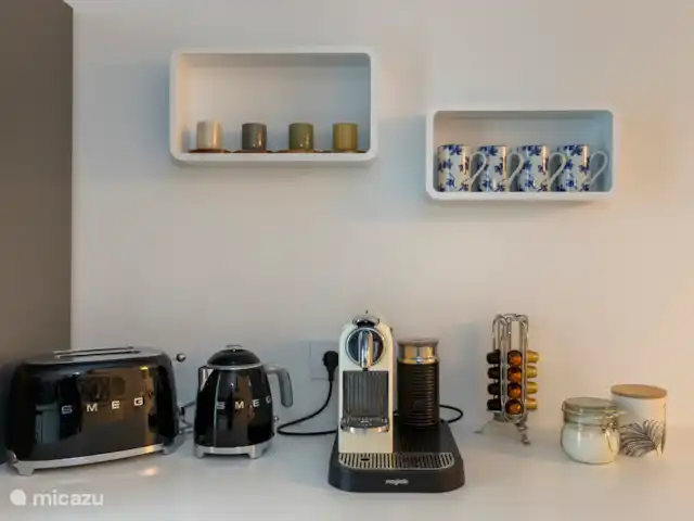 Volledig ingerichte keuken met Nespresso koffiezetapparaat, SMEG waterkoker en SMEG broodrooster.